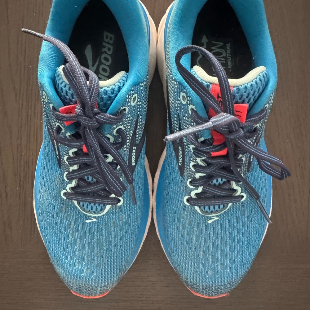 Women’s Brooks Running Shoes – Size 5.5 (Medium B)